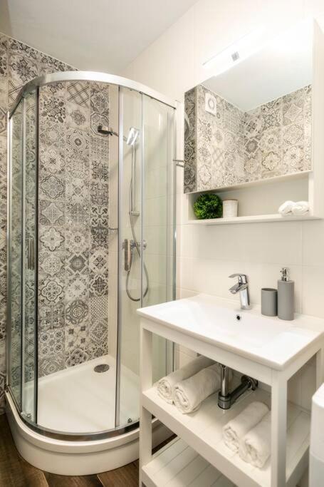 Alure Residences 1 & 24H Self Check-In, Free Parking In Front Of The Apartment Building, New Building, Terrace, Cafe With Breakfast In The Apartment Building, Next To The Aqua Park Banská Bystrica Exterior foto